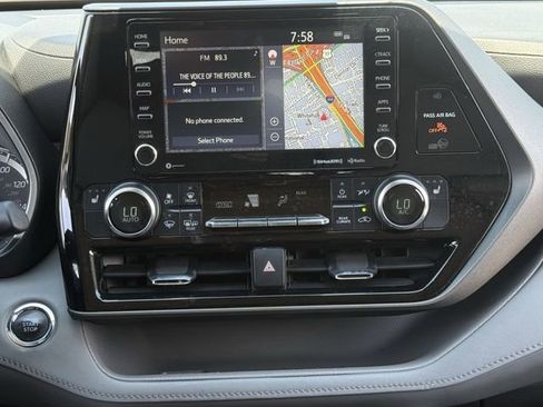 Used 2022 Toyota Highlander XLE FWD image 18
