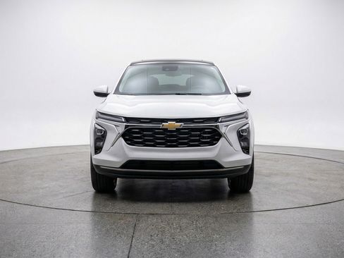 Used 2025 Chevrolet Trax LT w/ LT Convenience Package FWD image 2