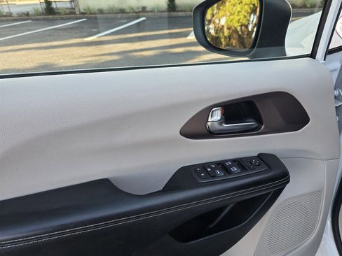 Used 2022 Chrysler Voyager LX image 13