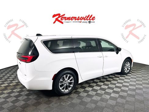 Used 2024 Chrysler Pacifica Touring-L image 7