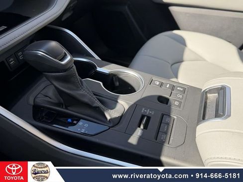 Used 2023 Toyota Highlander XLE image 22