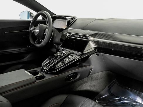 Used 2025 Aston Martin V8 Vantage Coupe RWD image 45