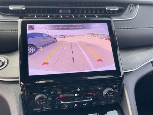 New 2025 Jeep Grand Cherokee Limited image 24