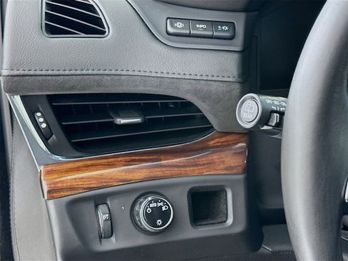 Used 2015 Cadillac Escalade Luxury image 11