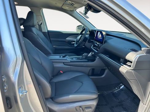 Used 2025 Toyota Grand Highlander AWD image 24
