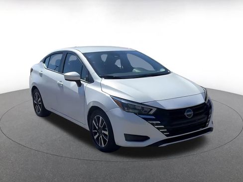 Used 2025 Nissan Versa SV image 2