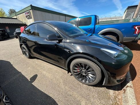 Used 2023 Tesla Model Y Performance image 2