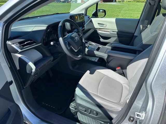 Used 2022 Toyota Sienna XLE AWD/4WD image 9
