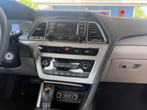 Used 2015 Hyundai Sonata SE w/ Option Group 09 FWD image 10