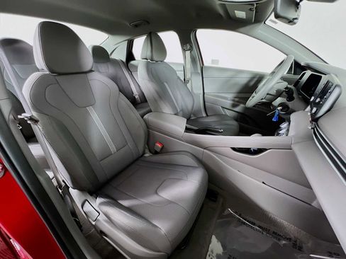 Certified 2024 Hyundai Elantra SE image 26