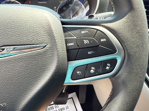 Used 2023 Chrysler Pacifica Touring-L FWD image 23