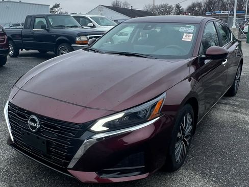 Used 2024 Nissan Altima 2.5 SV w/ SV Premium Package image 1