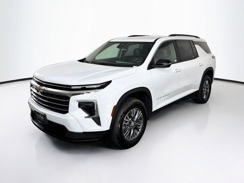 Used 2025 Chevrolet Traverse LT FWD image 3