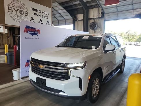 Used 2021 Chevrolet Suburban LT image 2