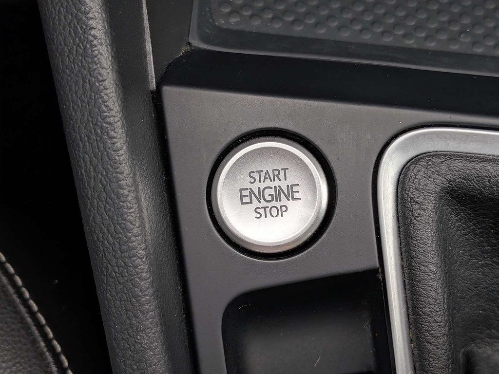 Used 2025 Volkswagen Jetta SE FWD image 26