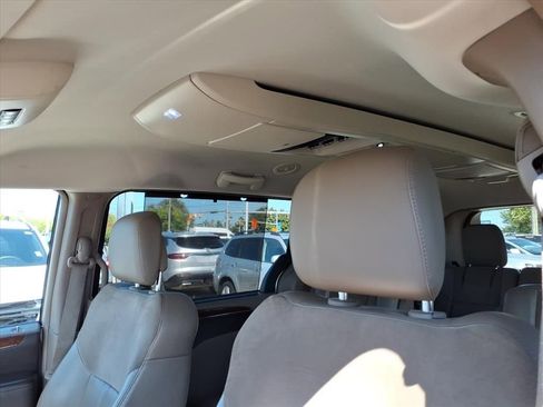 Used 2011 Chrysler Town & Country Limited image 17