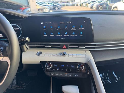 Used 2025 Hyundai Elantra Limited image 18