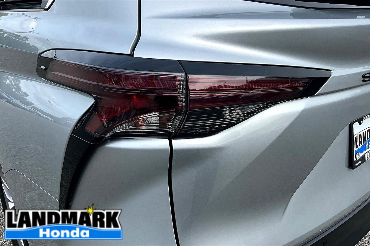 Used 2025 Toyota Sienna XLE FWD image 33