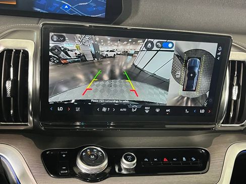 Used 2025 Ford Expedition Platinum image 19