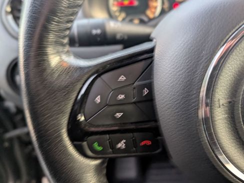 Used 2016 Jeep Renegade Latitude image 17