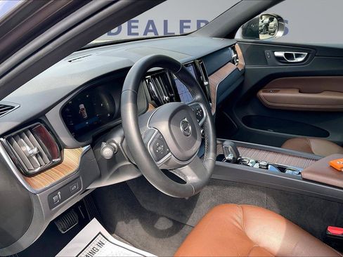 Used 2022 Volvo XC60 B5 Momentum w/ Climate Package image 16