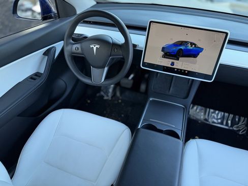 Used 2022 Tesla Model Y Long Range image 40
