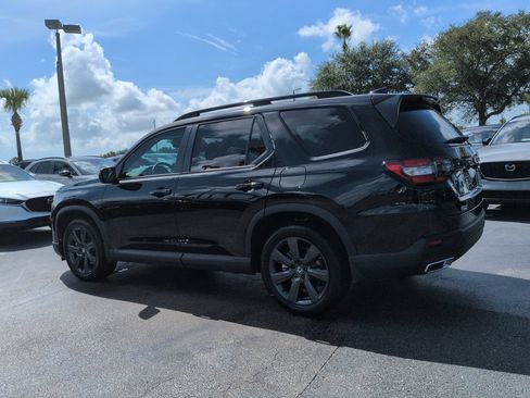 Used 2025 Honda Pilot Sport image 6