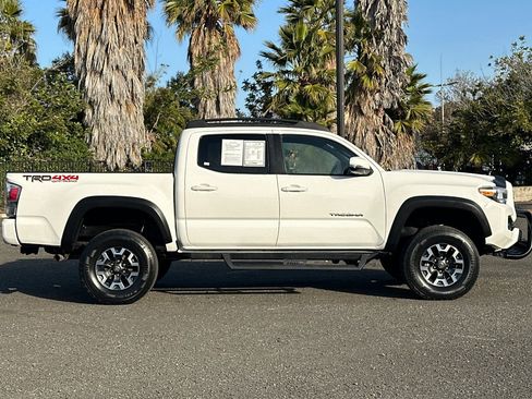 Used 2021 Toyota Tacoma TRD Off-Road w/ Technology Package AWD/4WD image 2