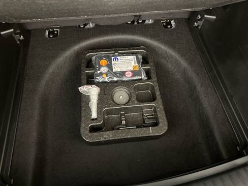 Used 2023 Jeep Compass Latitude w/ Convenience Group AWD/4WD image 38