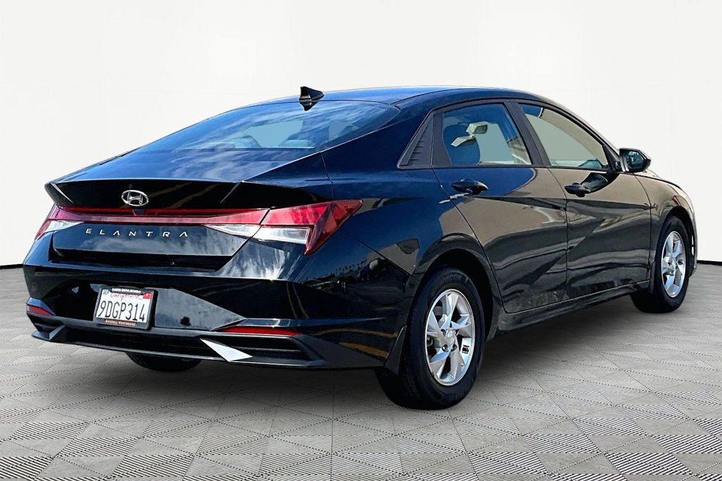 Certified 2023 Hyundai Elantra SE FWD image 2