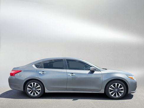 Used 2017 Nissan Altima 2.5 SV FWD image 6