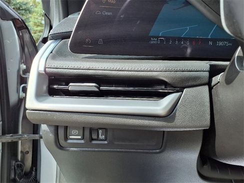 Used 2025 Cadillac XT4 Premium Luxury image 13