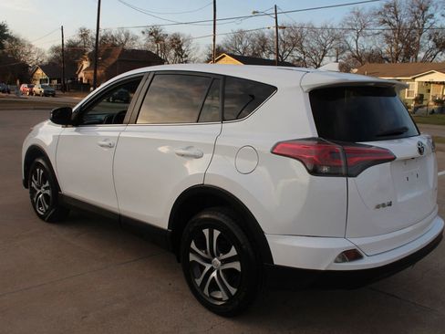 Used 2018 Toyota RAV4 LE image 9