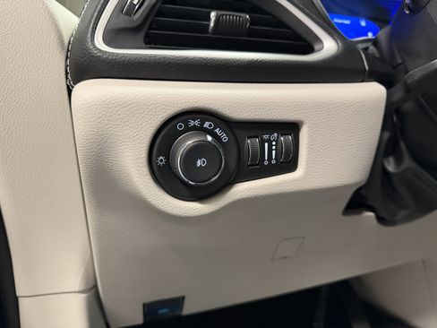 Used 2024 Chrysler Pacifica Touring-L image 22