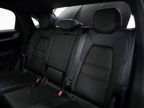 Certified 2025 Porsche Cayenne Coupe image 31