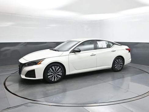 Certified 2025 Nissan Altima 2.5 SV FWD image 1