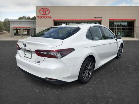 Used 2021 Toyota Camry XLE w/ Navigation Upgrade Package FWD image 5