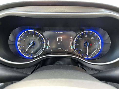 Used 2024 Chrysler Pacifica Touring-L image 17