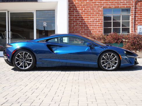 Used 2023 McLaren Artura image 3