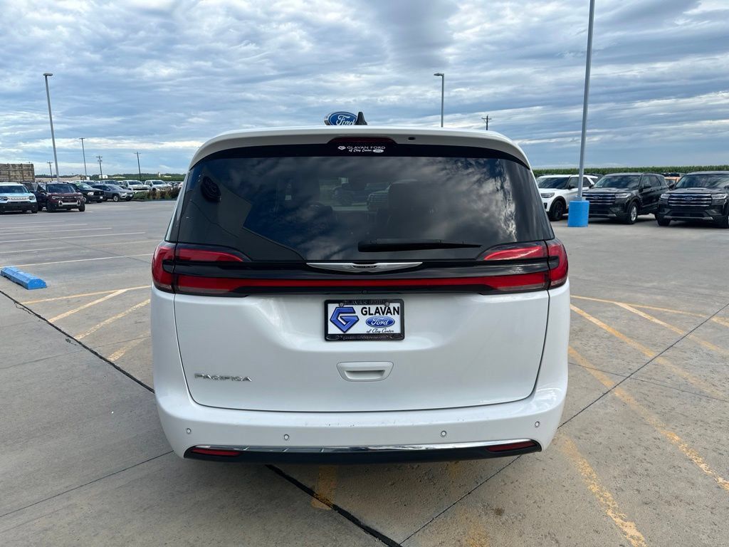 Used 2024 Chrysler Pacifica Touring-L FWD image 6