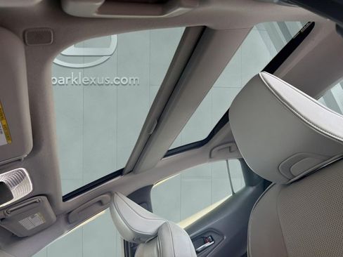 Used 2023 Toyota Prius Limited w/ Limited Premium Package FWD image 22