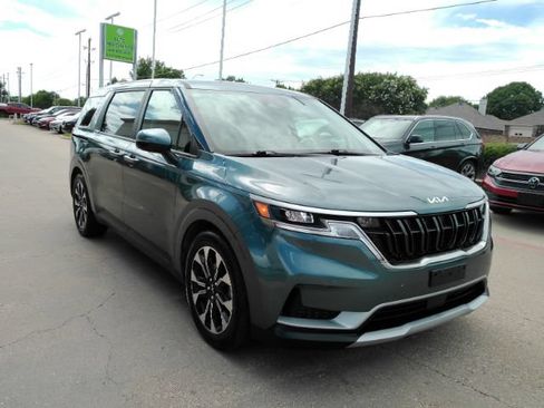Used 2024 Kia Carnival EX FWD image 4