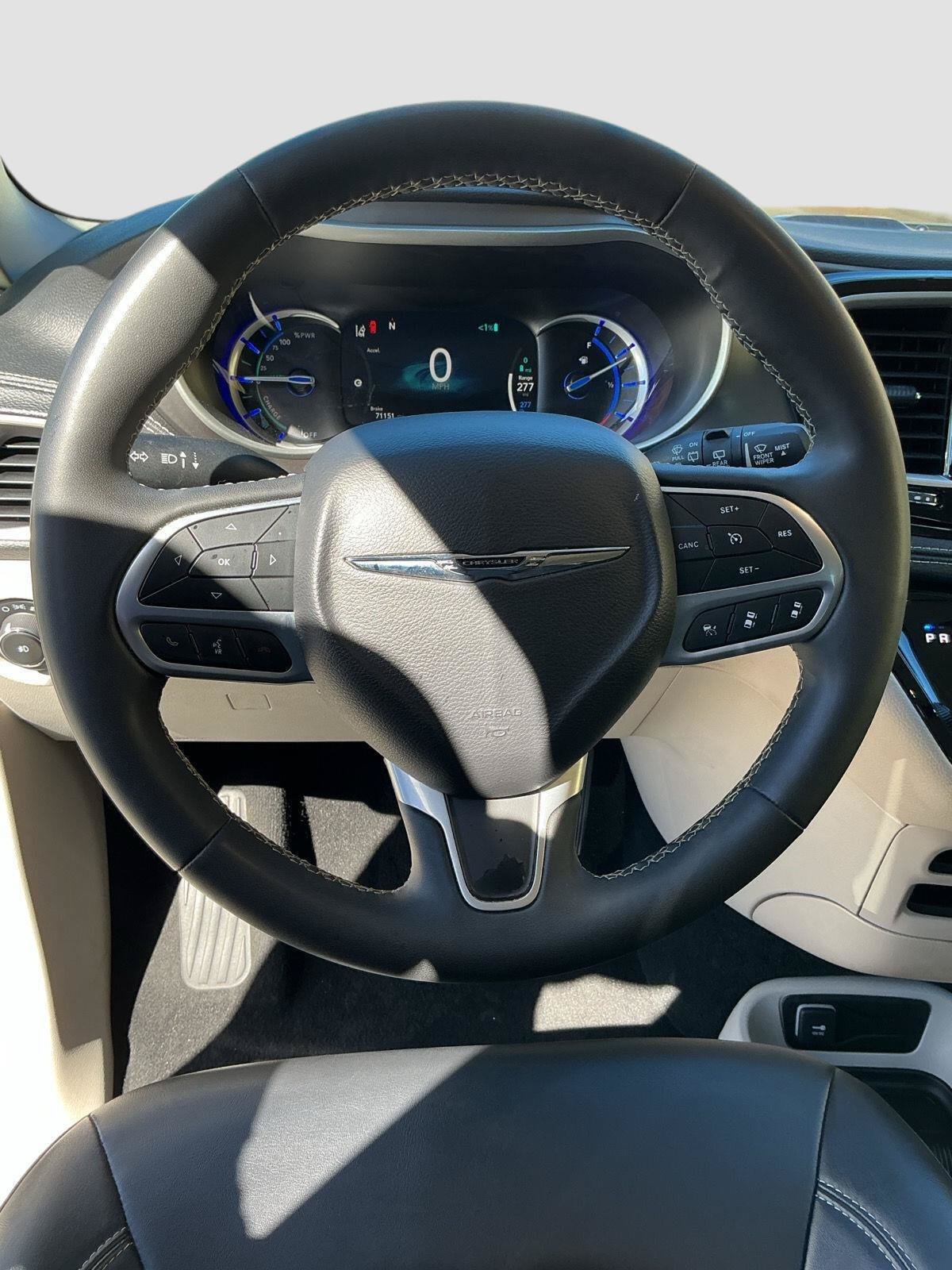 Used 2024 Chrysler Pacifica Limited FWD image 14