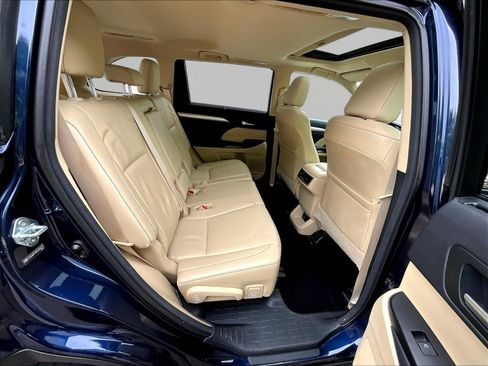 Used 2014 Toyota Highlander XLE AWD/4WD image 25