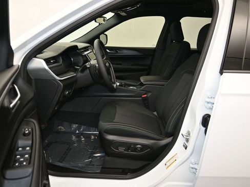 New 2025 Jeep Grand Cherokee L Laredo image 15