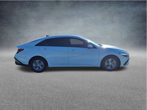 Used 2024 Hyundai Elantra SE FWD image 9