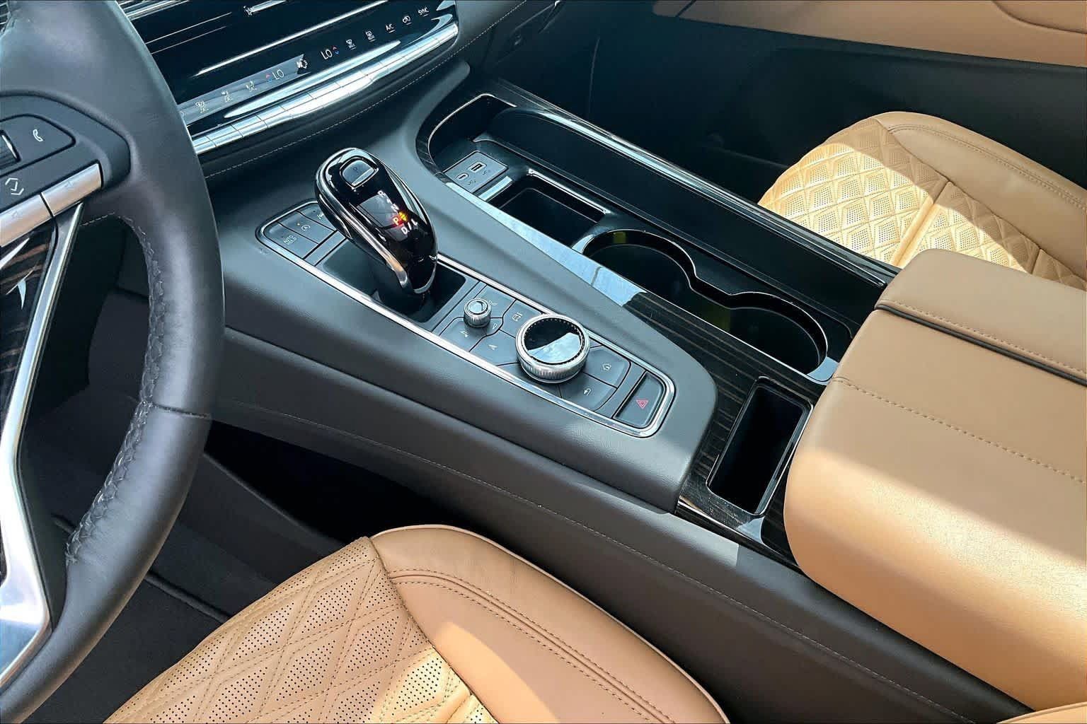 Used 2024 Cadillac Escalade Premium Luxury w/ Performance Package AWD/4WD image 33