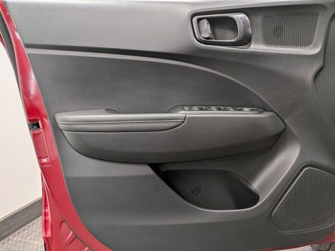 Used 2023 Hyundai Venue Limited image 8