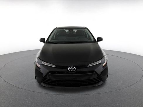 Used 2025 Toyota Corolla LE FWD image 2