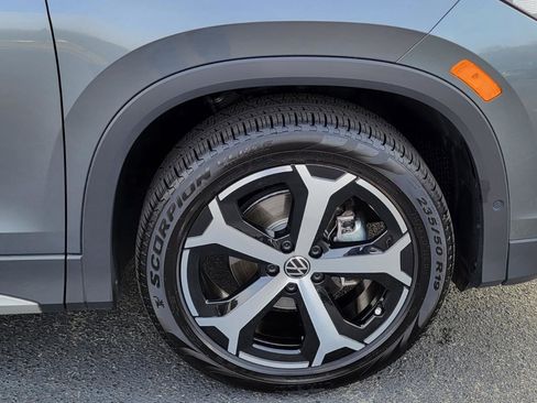 Certified 2025 Volkswagen Tiguan SE image 15